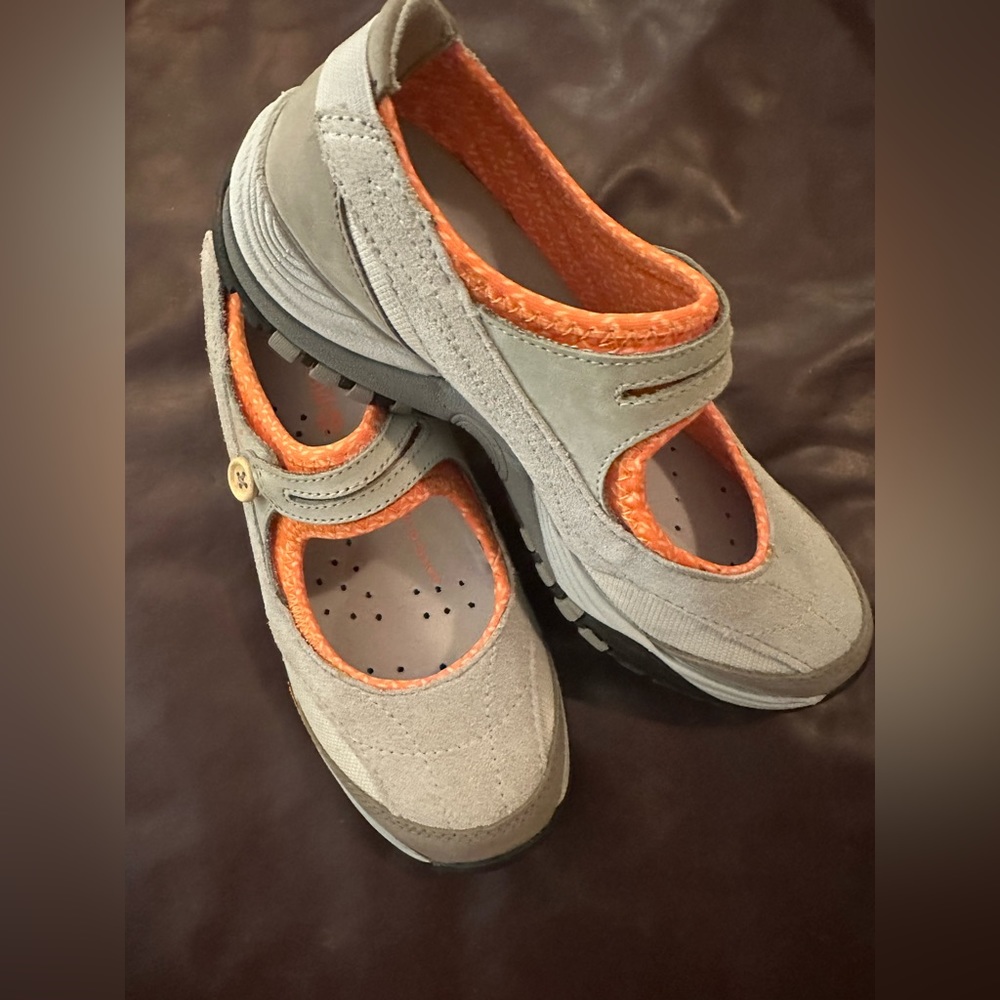 Price is firm on these- Like New Vibrams size 6